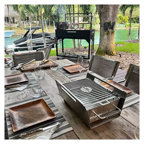 Detalle de brasero de mesa con parrilla
