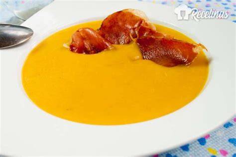 crema de pimientos amarillos decorada con bacon crujiente