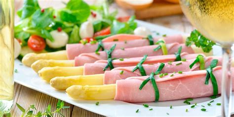 Espárragos blancos con salmorejo y jamón