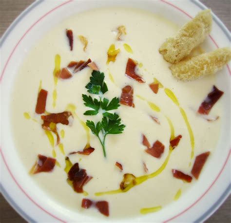 Crema fría de espárragos blancos en un vaso