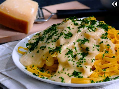 Salsa cremosa italiana hirviendo