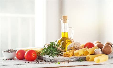 Ingredientes frescos sobre una mesa de cocina