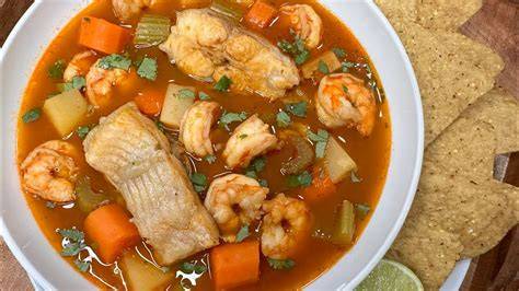 Cacerola con caldo de pescado hirviendo