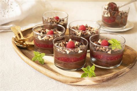 Mousse de chocolate con galletas y gominolas de gusanos