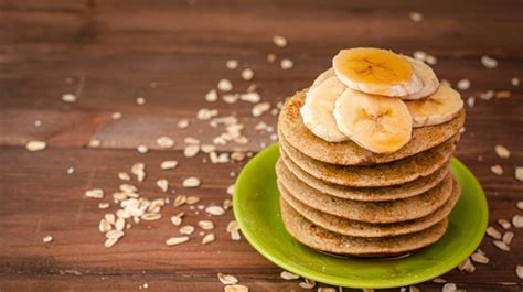 Tortitas de plátano y avena con frutos rojos