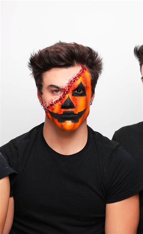 Hombre con maquillaje de calabaza sencillo y ojos delineados de negro