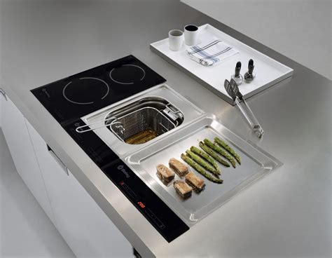 Ejemplo de cocina con placas modulares y separación entre módulos