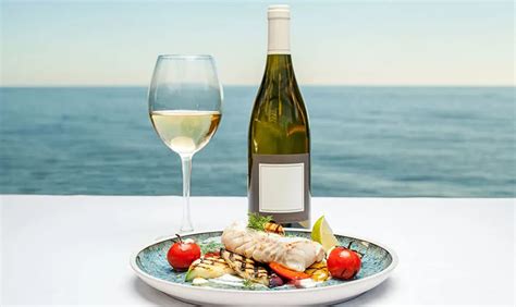 Maridaje de empanada de mariscos con vino blanco gallego