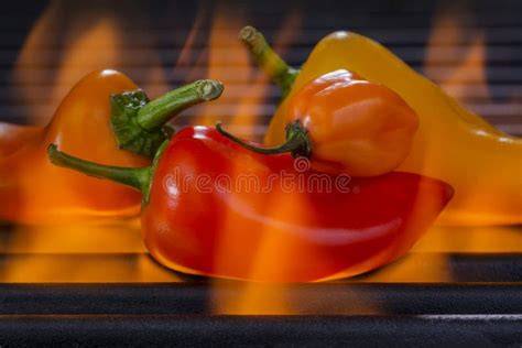 Pimientos asándose en una parrilla