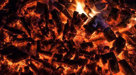 Fuego de leña con brasas para asar pimientos