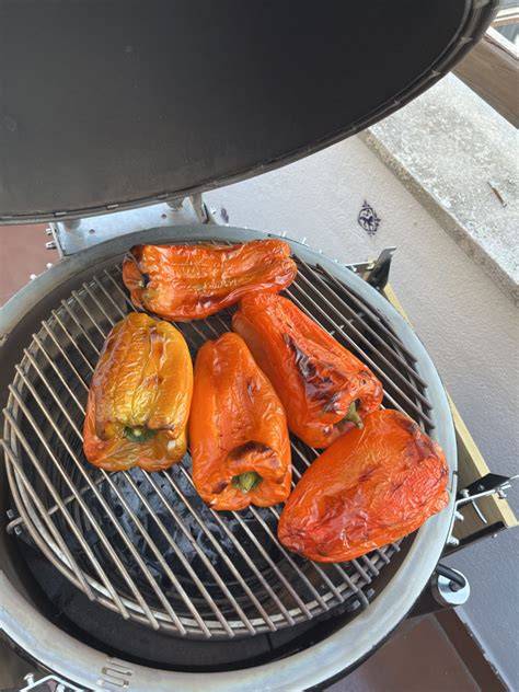Kamado asando pimientos