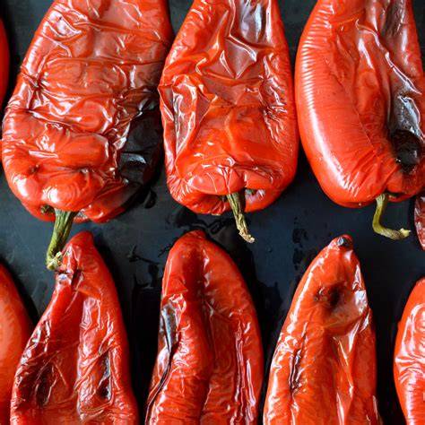 Pimientos asados reposando bajo papel film