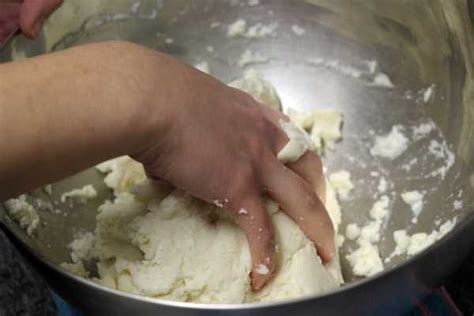 Masa de arepas en un bol, lista para amasar