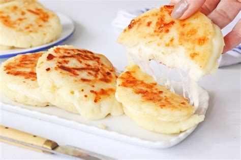 Arepas con queso mozzarella antes de cocinar