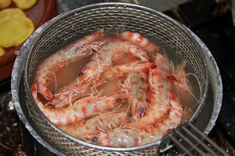 Preparación del agua para cocer marisco con sal