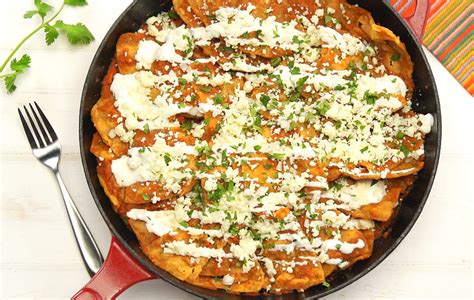 Variedad de chilaquiles con salsa roja y verde