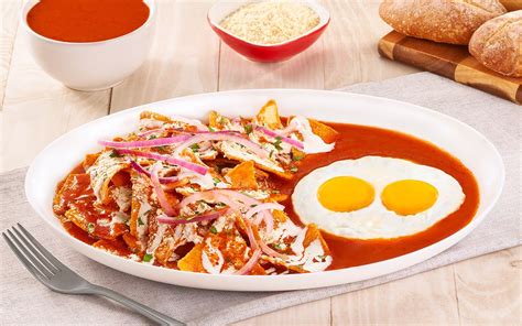 Plato de chilaquiles rojos con huevo y queso