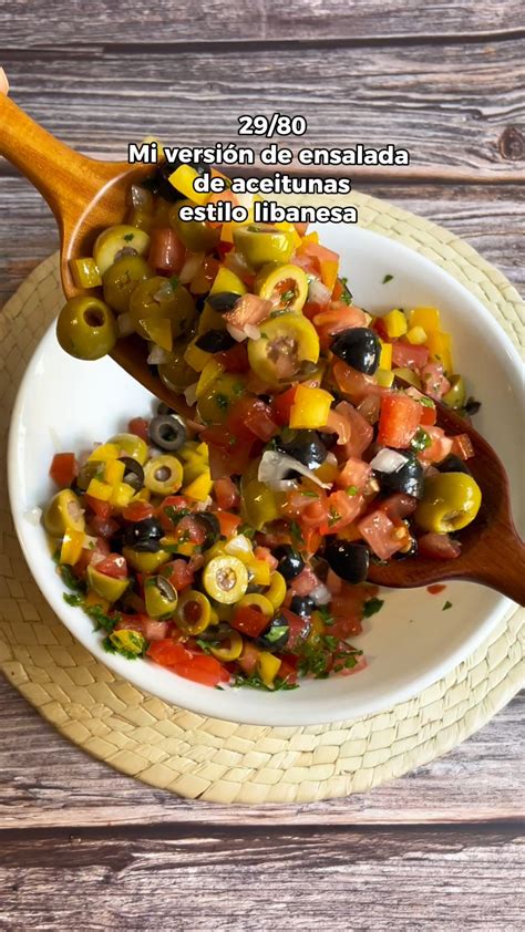 Cebolla y ajo picados, aceitunas negras y verdes en cuencos