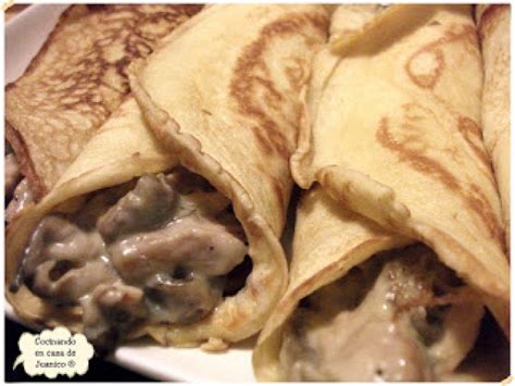 Plato de crepes rellenos de champiñones y bechamel