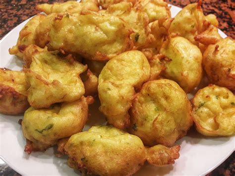 Buñuelos de bacalao recién fritos