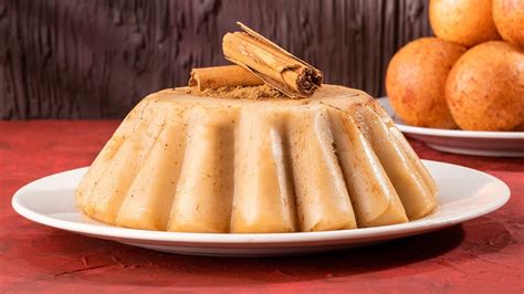 Natillas colombianas decoradas con canela y coco