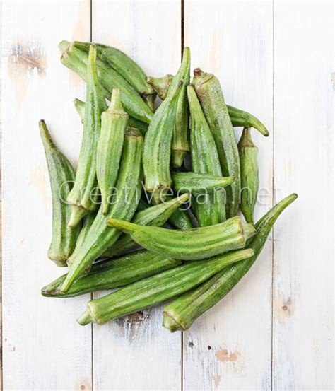 Okras frescas en un cesto