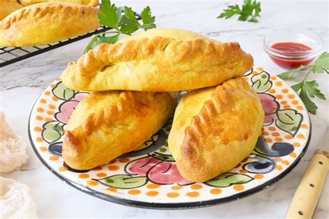 Empanadas salteñas en un plato listas para servir
