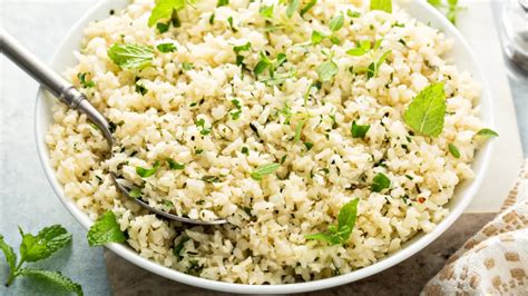 Proceso de rallado de la coliflor para crear el falso arroz