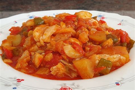 Ingredientes principales del bacalao al ajoarriero: bacalao, pimientos, ajos, tomate