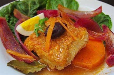 Escabeche de pescado peruano con acompañamientos