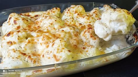 Plato de coliflor gratinada con bechamel recién horneada