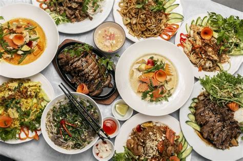 Platos tradicionales vietnamitas servidos en mesa