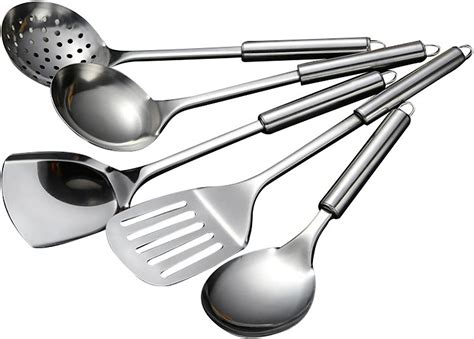 limpieza de utensilios de cocina en el fregadero