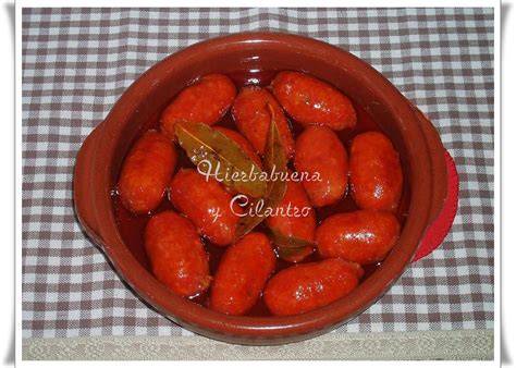 Chorizos al vino blanco en una cazuela de barro