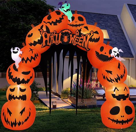 Arco de calabazas decorando la entrada para Halloween