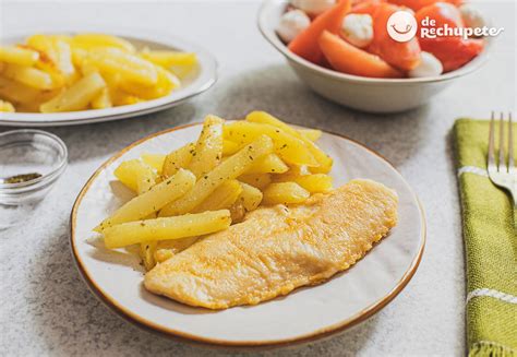 Merluza a la romana con patatas fritas y ensalada