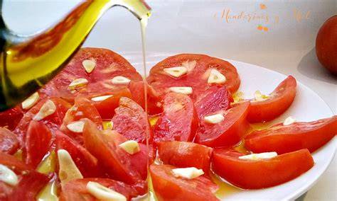 Ensalada de tomate rosa con aceite de oliva