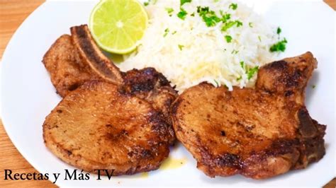 Chuletas de cerdo friéndose en aceite caliente en una sartén