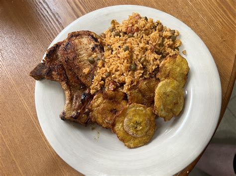 Plato de chuletas de cerdo fritas con tostones y moro de habichuelas