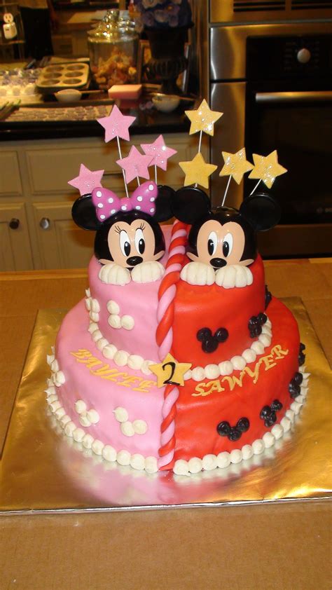 Diseño de torta de Mickey y Minnie en crema de mantequilla