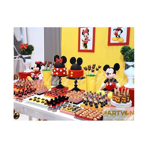 Mesa decorada con temática de Mickey y Minnie