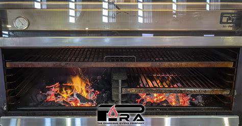Interior de un horno de brasa profesional con el carbón encendido