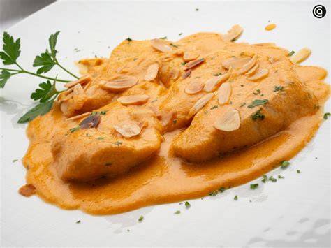 Sartén con pollo y salsa de almendras cociéndose