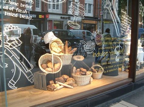 Escaparate de panadería atractivo
