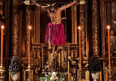 El Cristo de Burgos con los huevos de avestruz