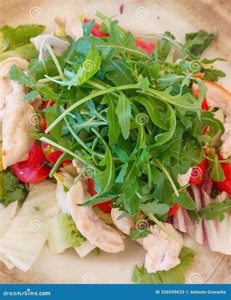 Crêpes servidos con ensalada fresca