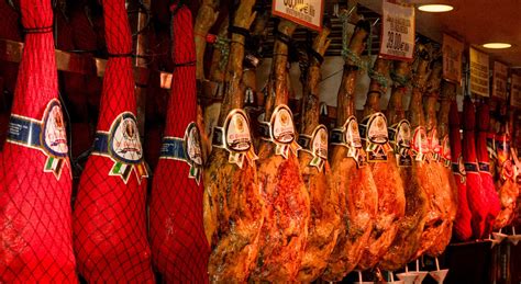 Exhibición de jamones en el Museo del Jamón