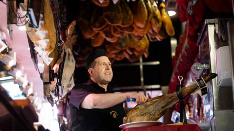 Maestro charcutero cortando jamón