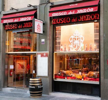 Familia Muñoz posando en uno de los locales del Museo del Jamón