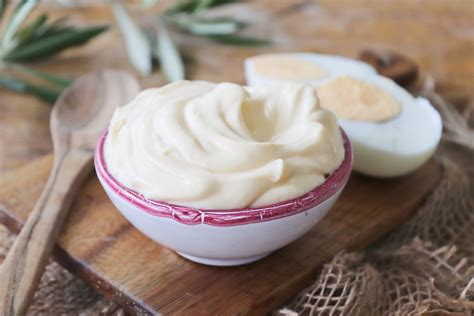 Imagen de un bol con mayonesa casera saludable decorada con hierbas frescas